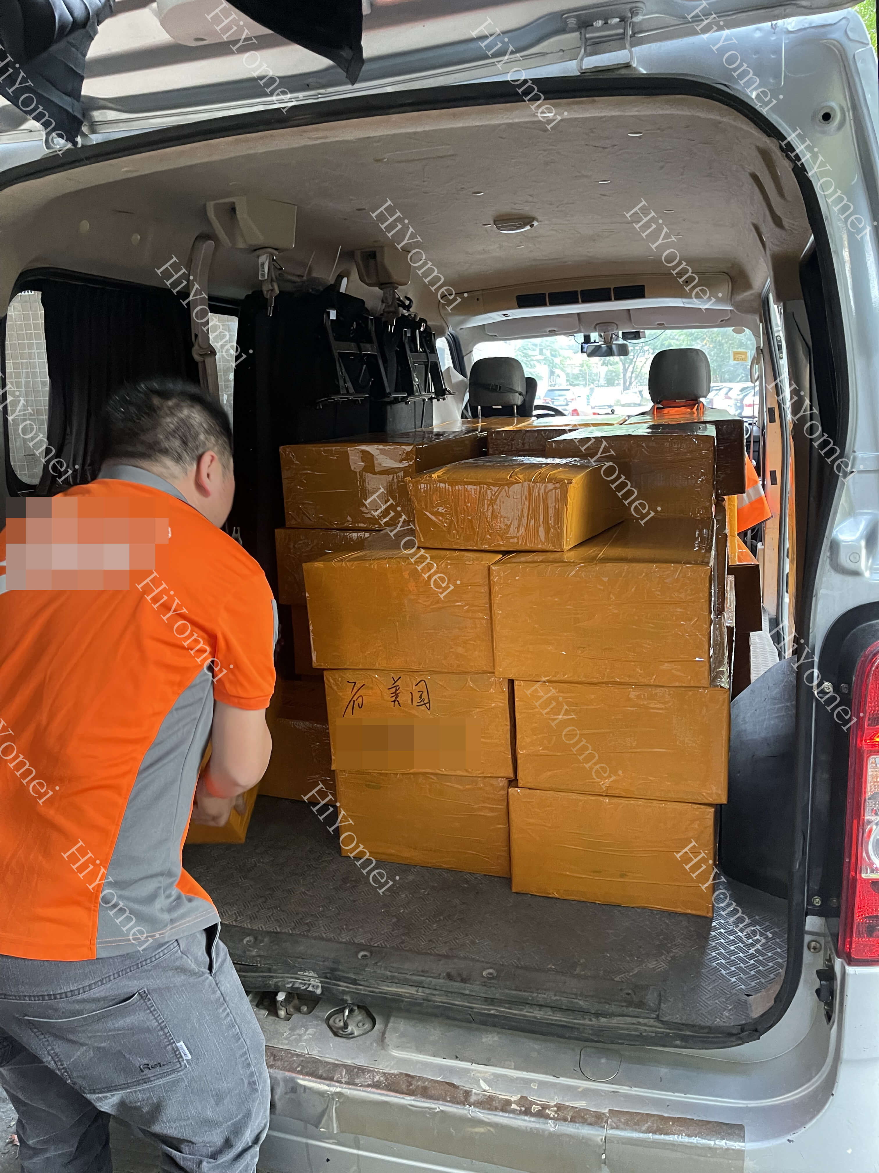 The goods are packed and loaded into the car and ready to be sent to the port to be sent to the customer
