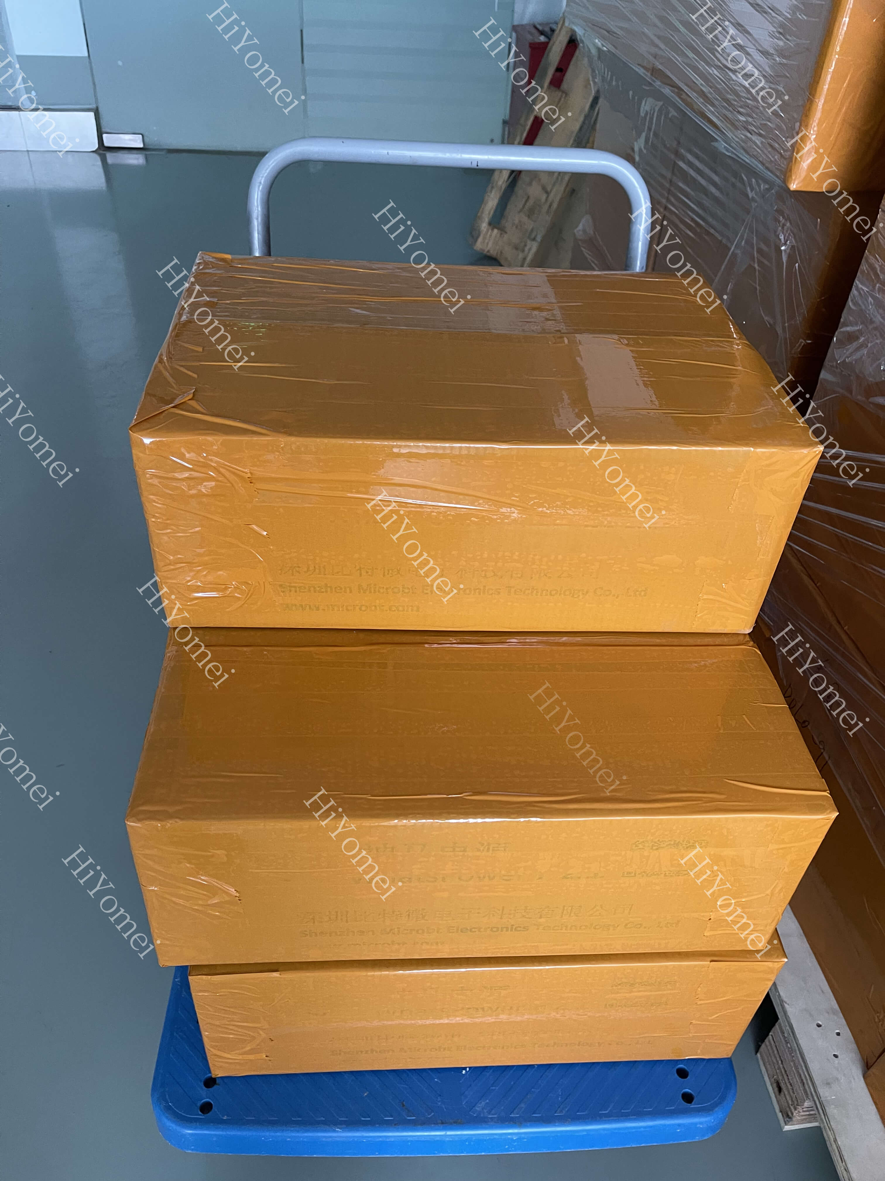The goods are packed and loaded into the car and ready to be sent to the port to be sent to the customer