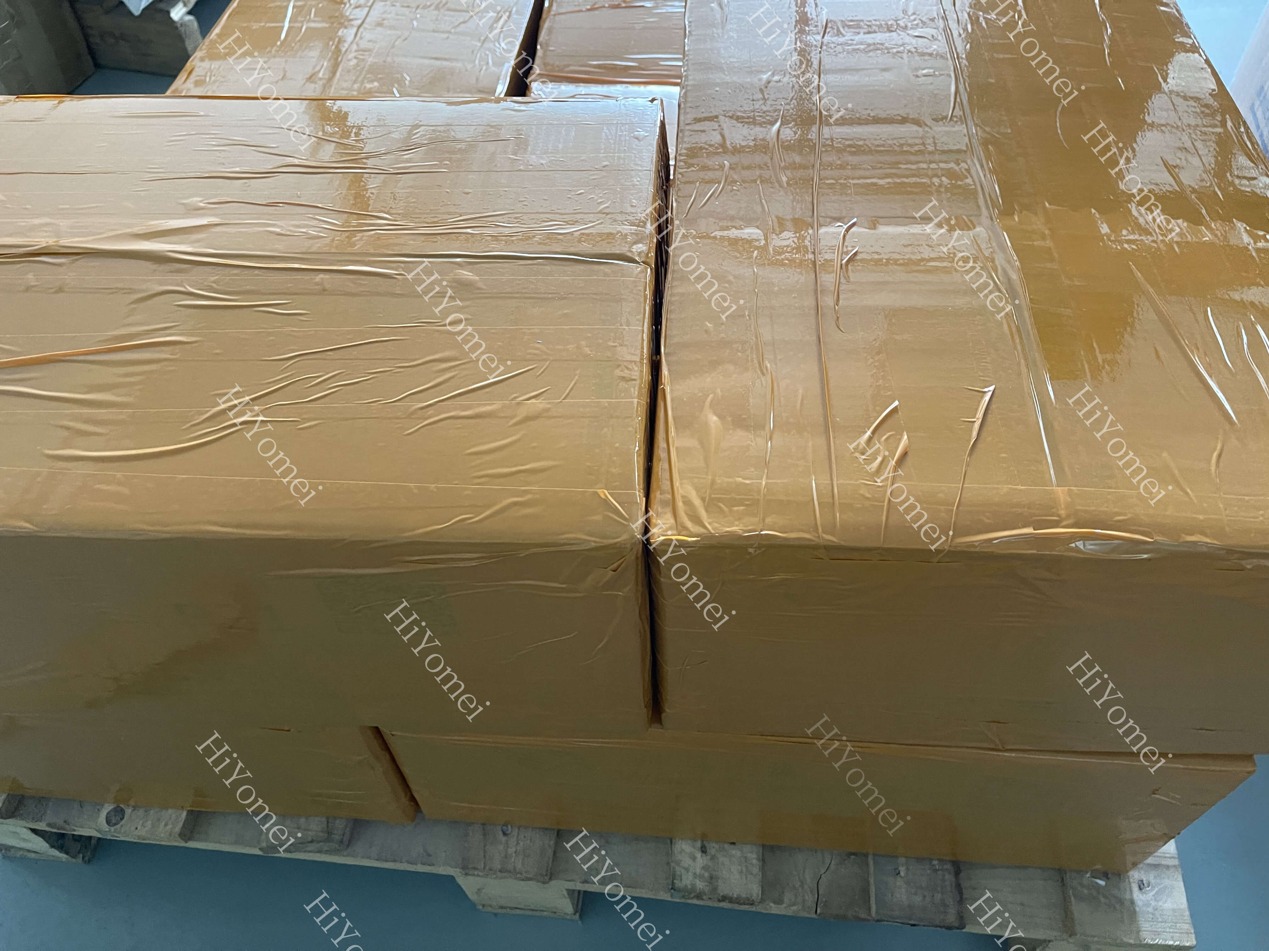 The goods are packed and loaded into the car and ready to be sent to the port to be sent to the customer