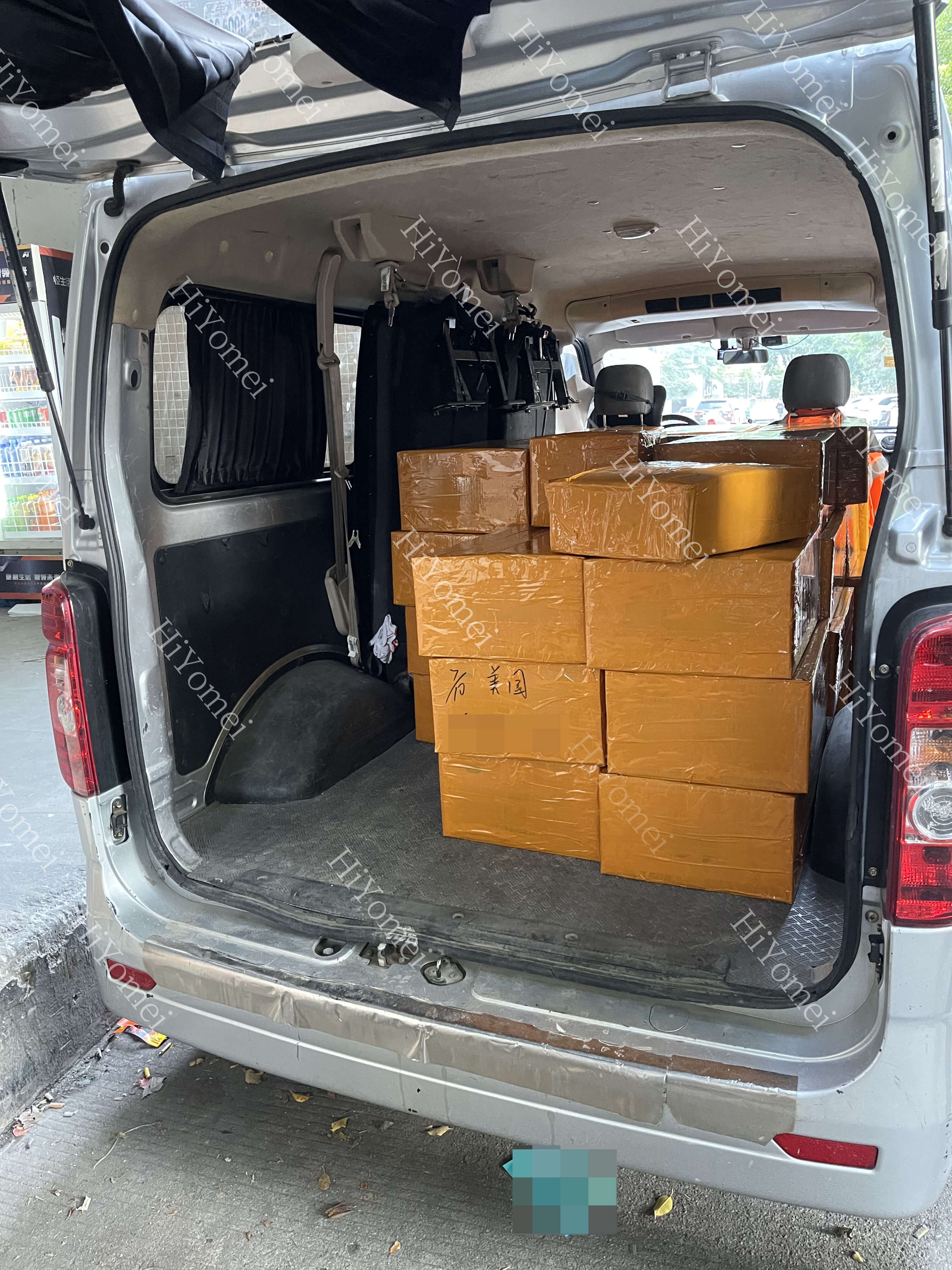 The goods are packed and loaded into the car and ready to be sent to the port to be sent to the customer